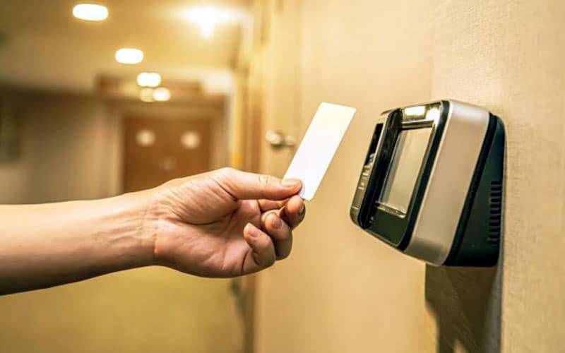 نصب دستگاه حضور و غیاب در محل مناسب